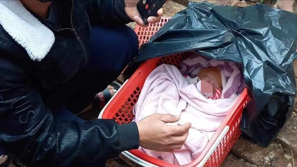 Phát hiện bé gái còn nguyên dây rốn bị bỏ rơi bên đường
