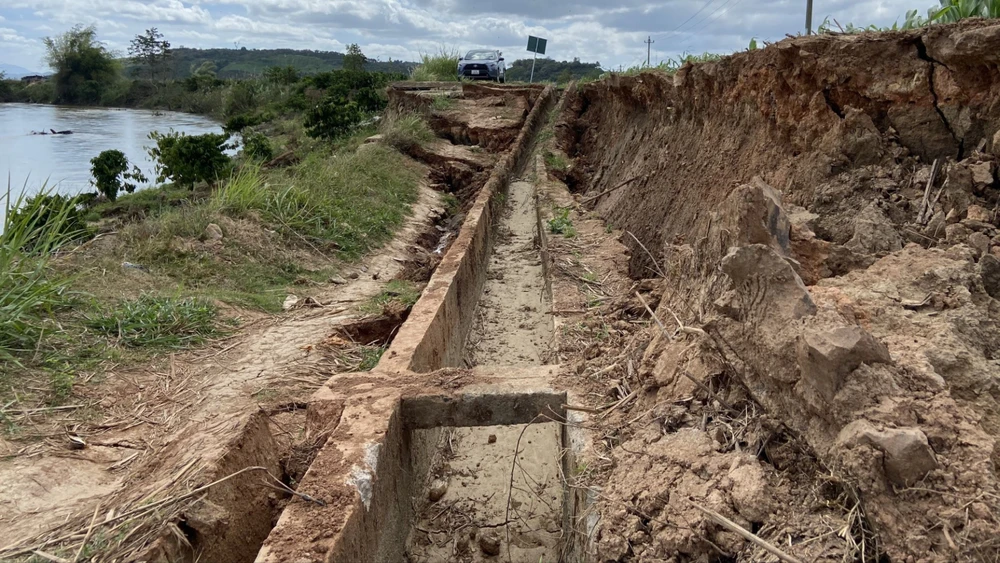 Đoạn kênh bị sạt lở, không thể dẫn nước. Ảnh: Y.K