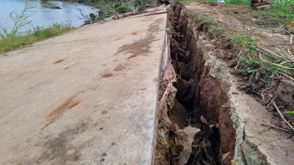 Đường bị sạt lở nằm sát bờ sông, rất khó khắc phục. Ảnh: TIẾN THOẠI