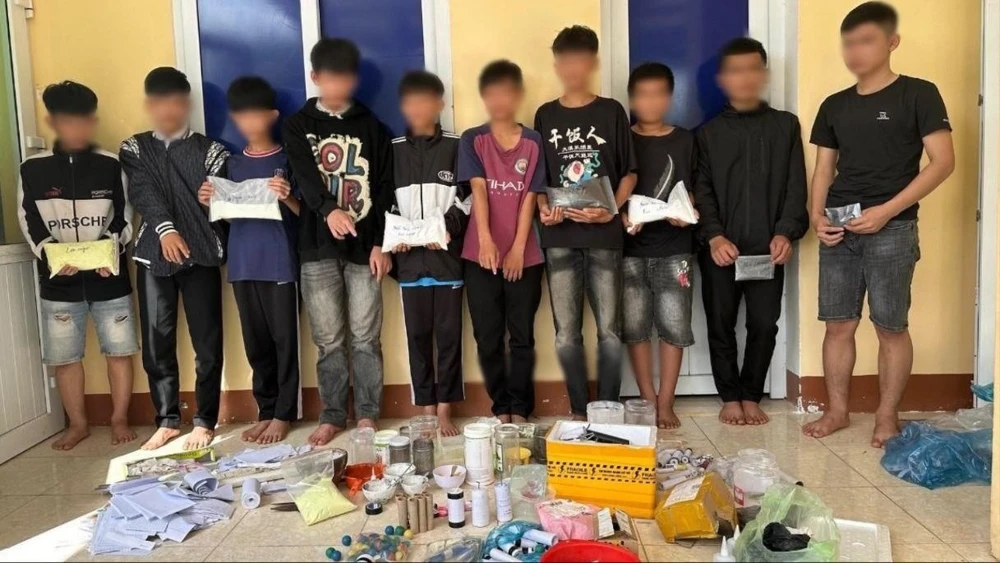 học sinh tự chế tạo pháo 3