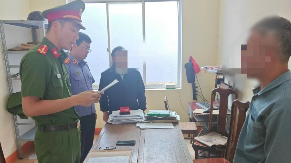 Công an đọc lệnh khởi tố một bị can liên quan. Ảnh: M.Q