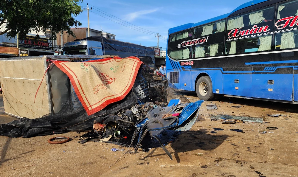 xe khách tông xe tải, tài xế tử vong