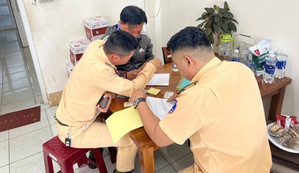 Từ clip dân cung cấp, CSGT Đắk Lắk xử phạt nhiều tài xế vi phạm