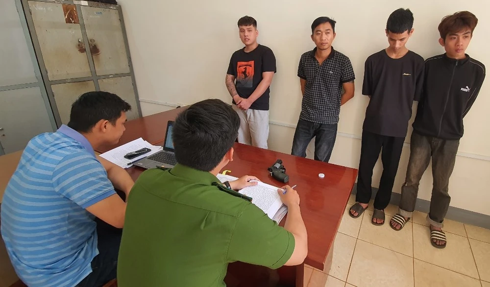 NỮ TIẾP VIÊN.jpg