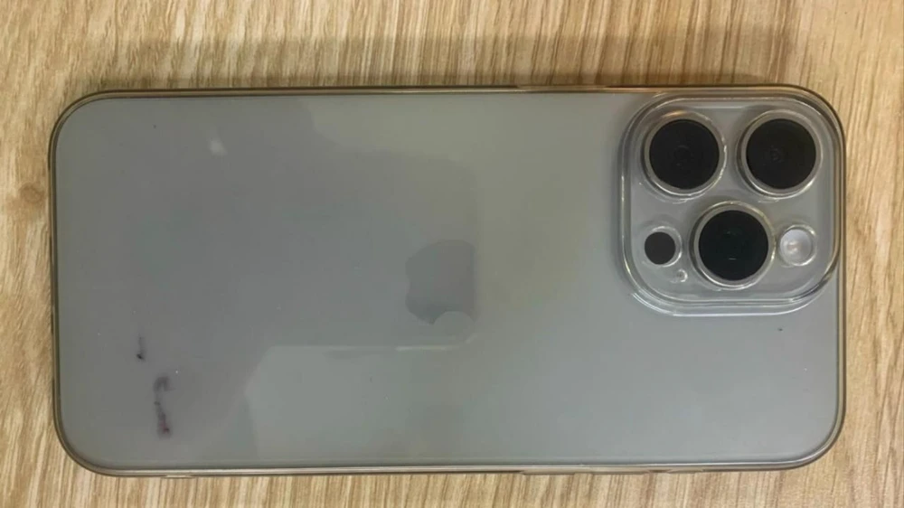 Đang đi đường, 1 phụ nữ bị cướp giật iPhone 15 Pro Max