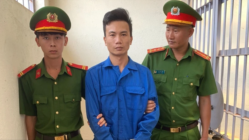 Sau khi biết mình bị khởi tố, Tùng đã bỏ trốn khỏi địa phương nên bị công an ra quyết định truy nã. Nay, người này đã bị bắt tại Hải Phòng.