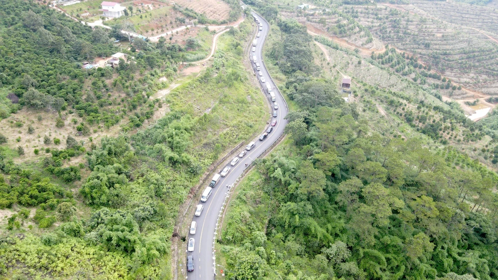 lật xe khách 15.jpg