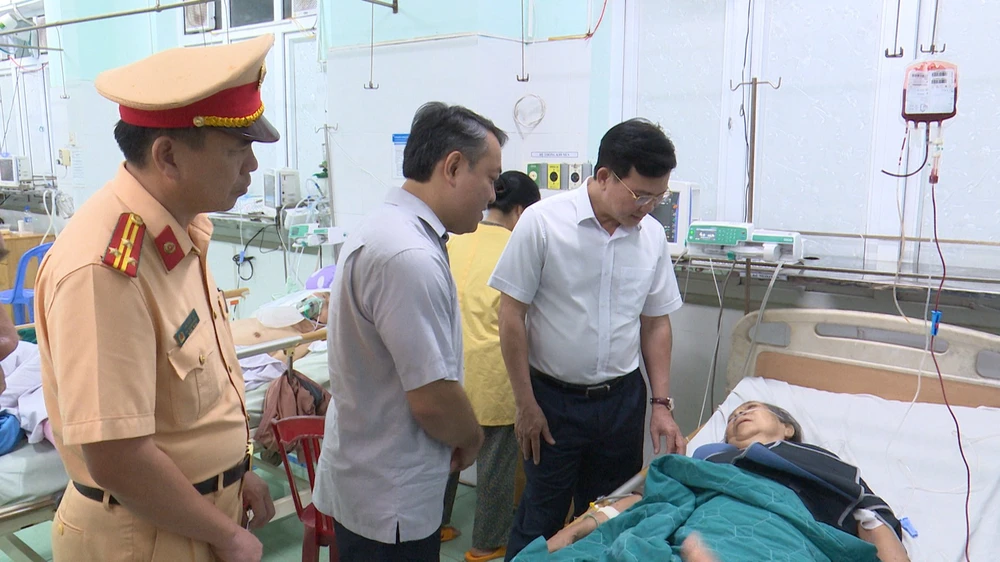 lật xe khách 18.jpg