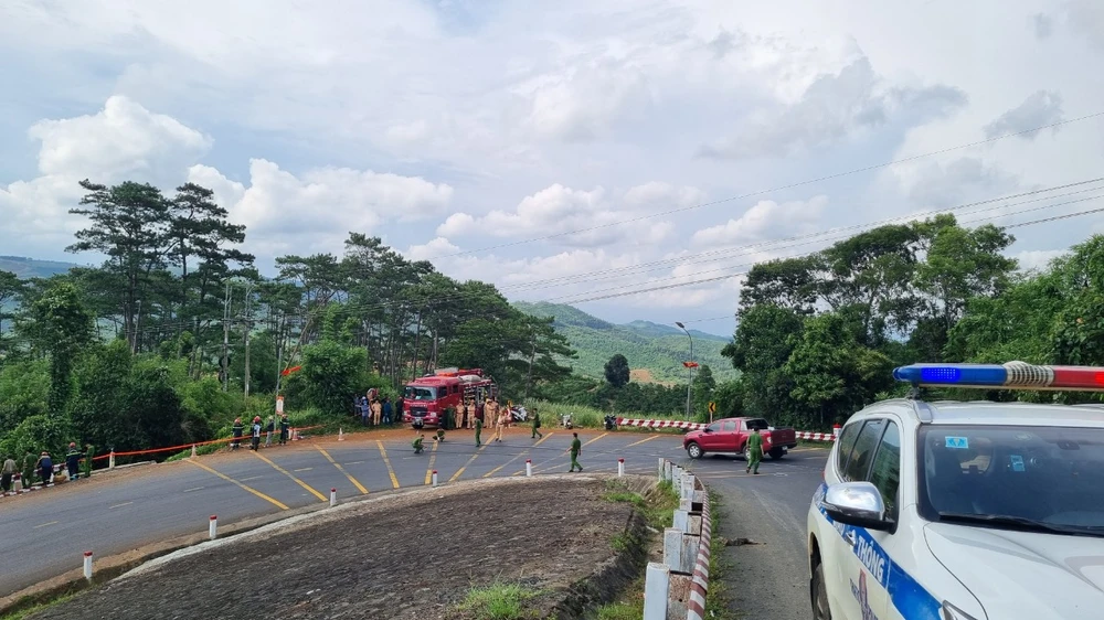 lật xe khách 3.jpg