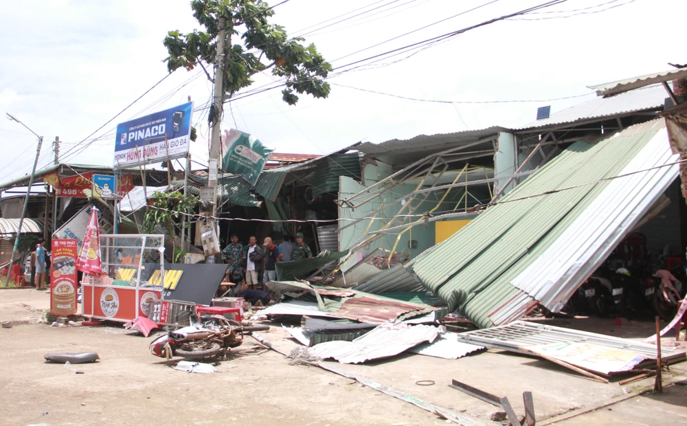 LAO VÀO NHÀ DÂN 2 (2).JPG