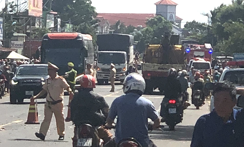 lao vào nhà dân 4.jpg