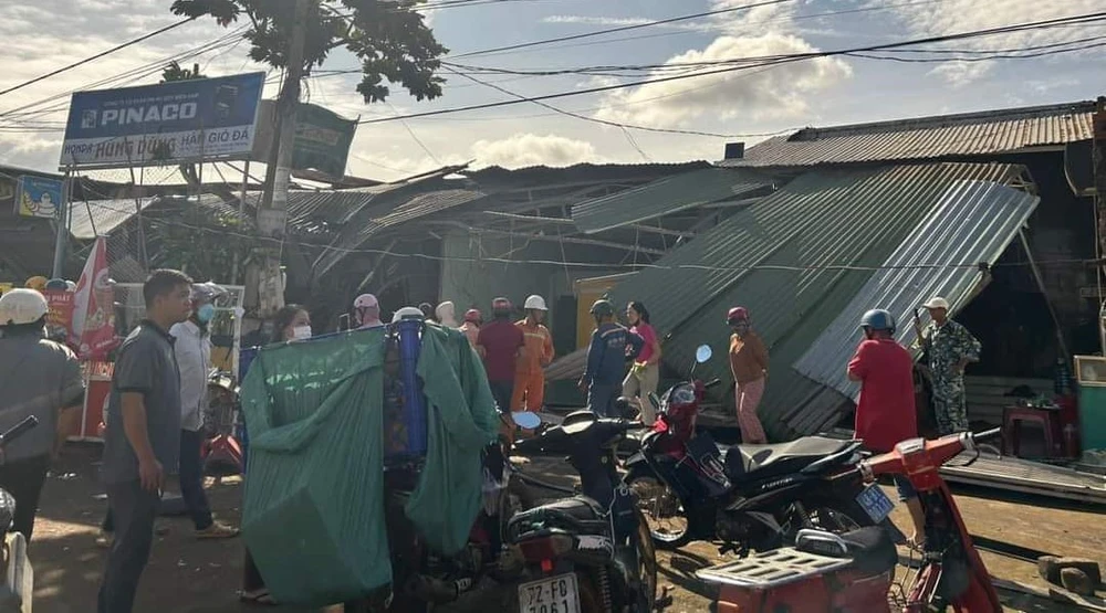 lao vào nhà dân 5.jpg