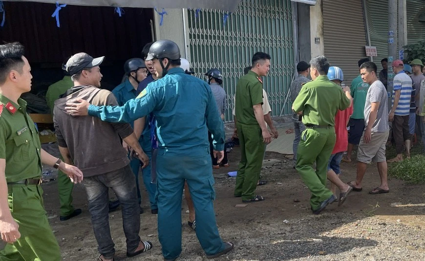 xe container lao vào nhà dân 2.jpg