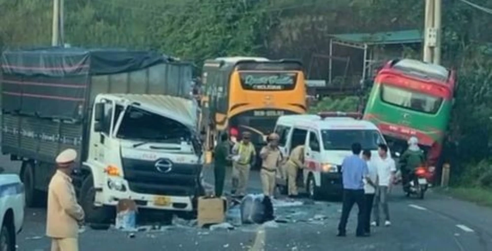 xe khách va chạm xe tải.jpg