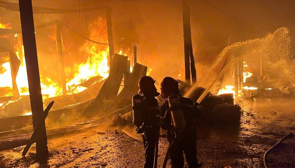 cháy xưởng phế liệu 1.jpg