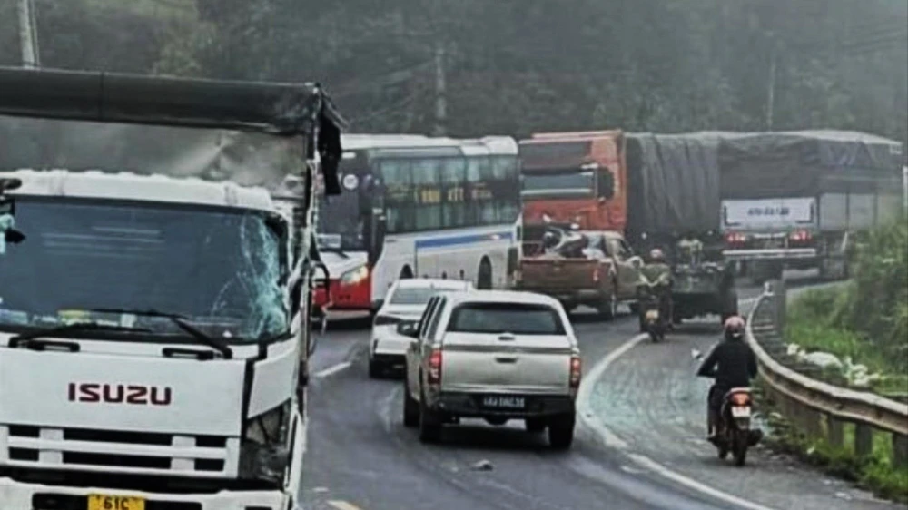 xe khách và xe tải.jpg