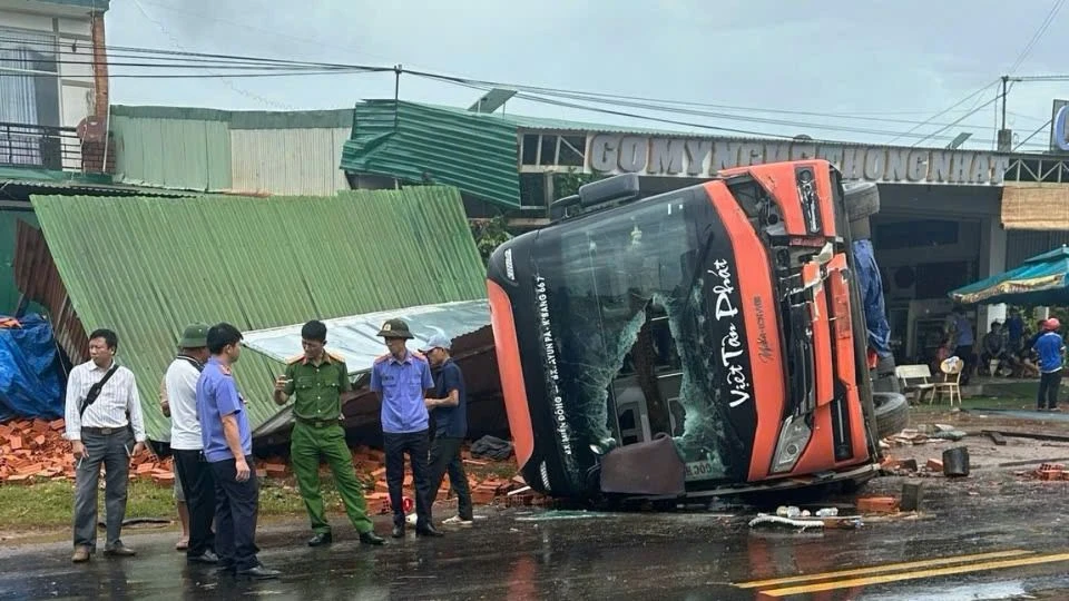 lật xe khách 11.jpg