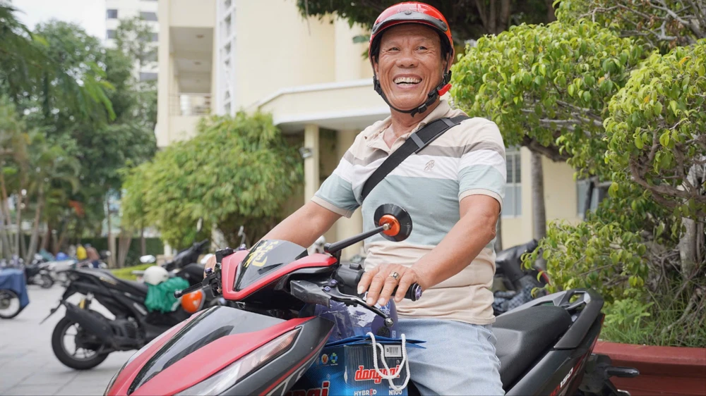 thắp sáng đèn trên biển 6.jpg