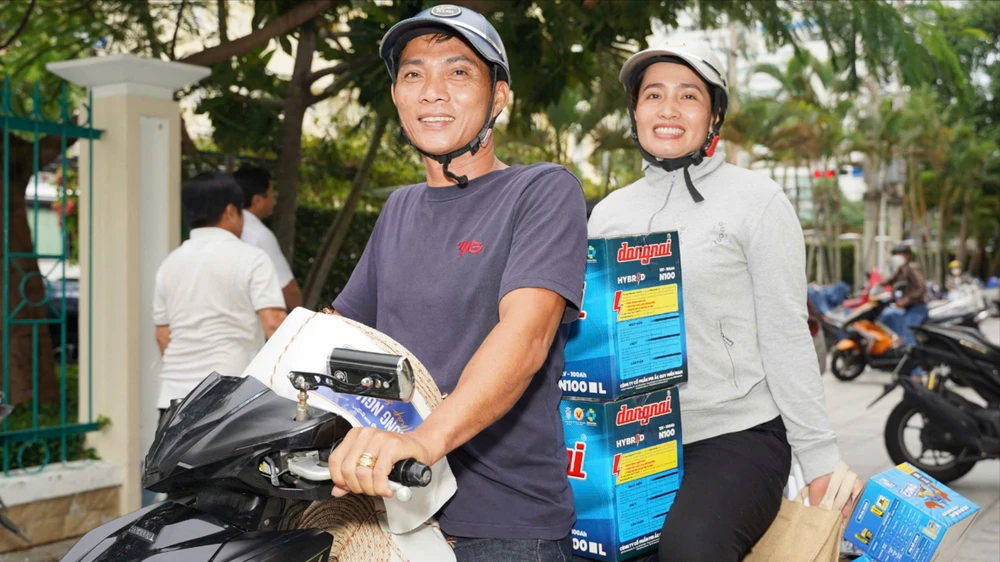 thắp sáng đèn trên biển.jpg