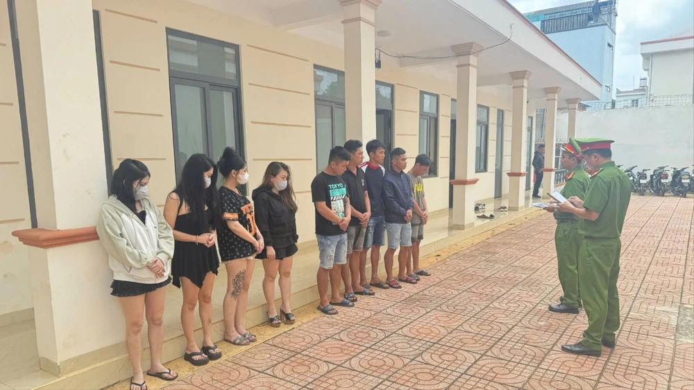 nữ tiếp viên.jpg