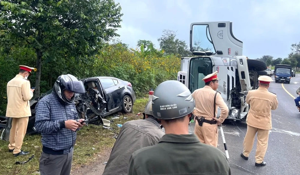 va chạm với xe tải.jpg