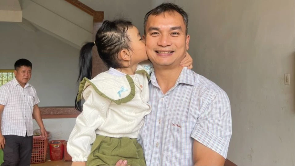 cứu bé gái 3 tuổi.jpg