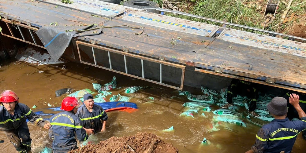 Xe tải chở phân bón lao xuống suối, tài xế tử vong tại chỗ