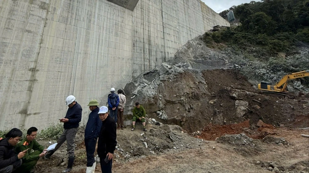 sập giàn giáo 1.jpg