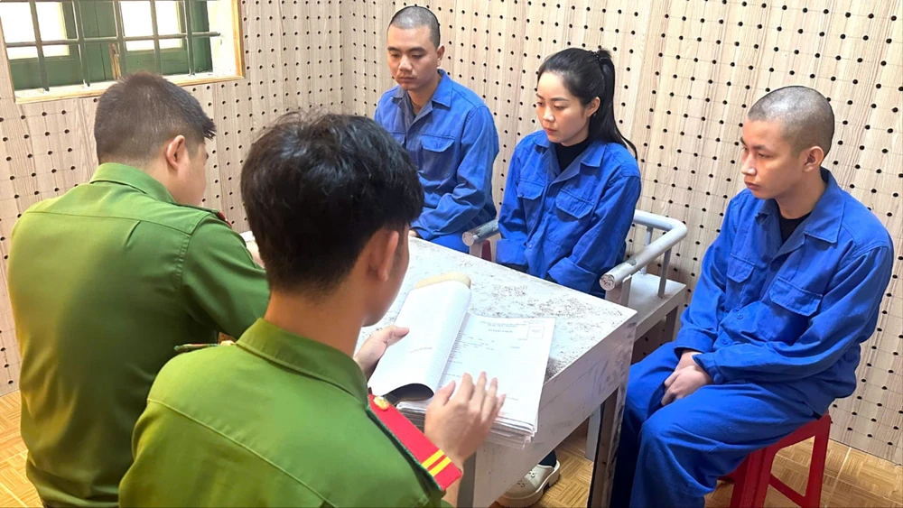 hai vợ chồng.jpg