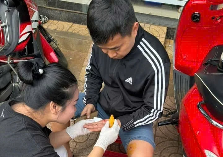 hai cháu nhỏ 1.jpg