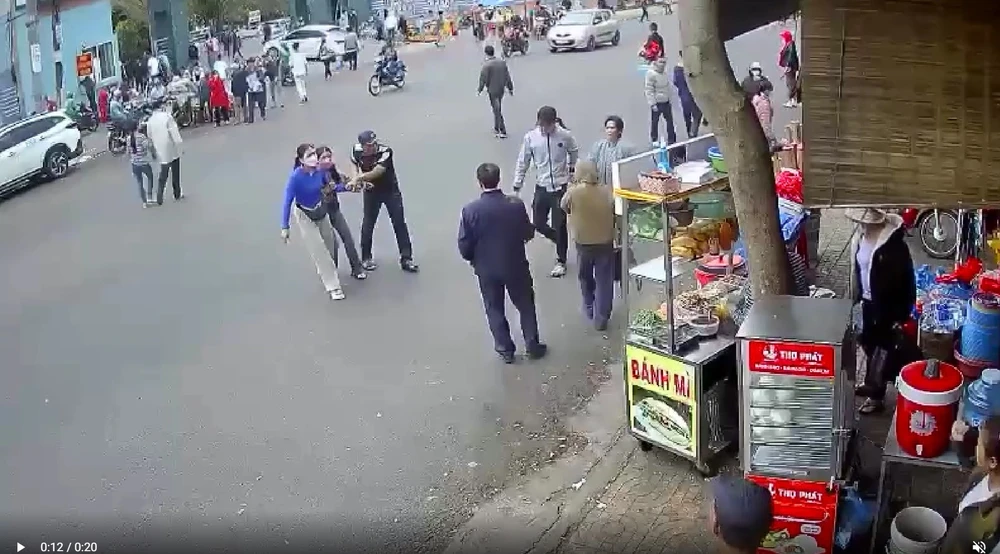 tranh giành khách 1.jpg