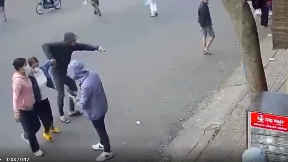 tranh giành khách.jpg