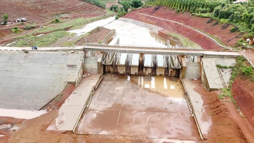 hồ thủy lợi.jpg