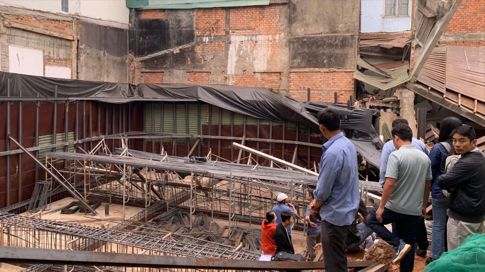 SẬP NHÀ HÀNG XÓM 1.jpg