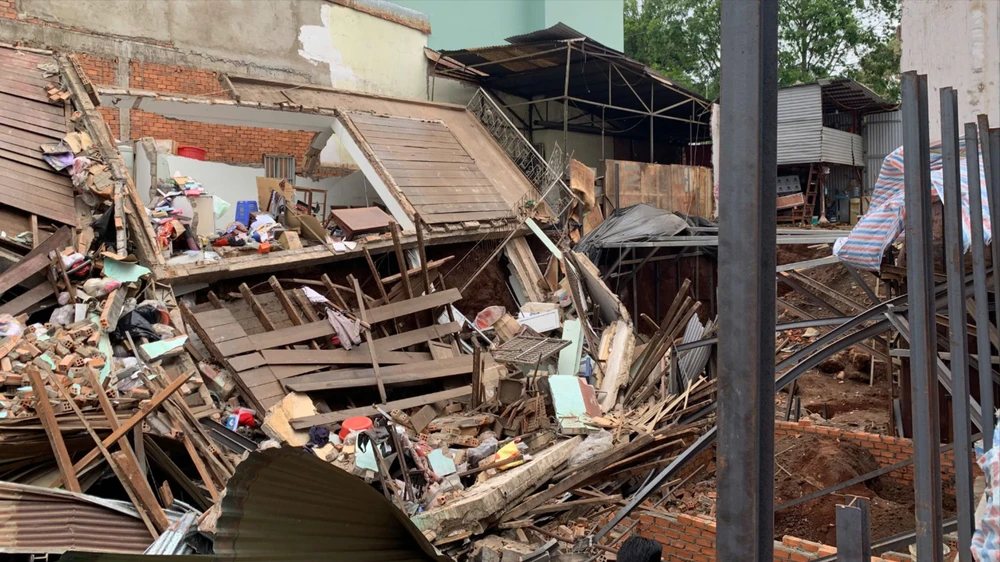 SẬP NHÀ HÀNG XÓM 2.jpg