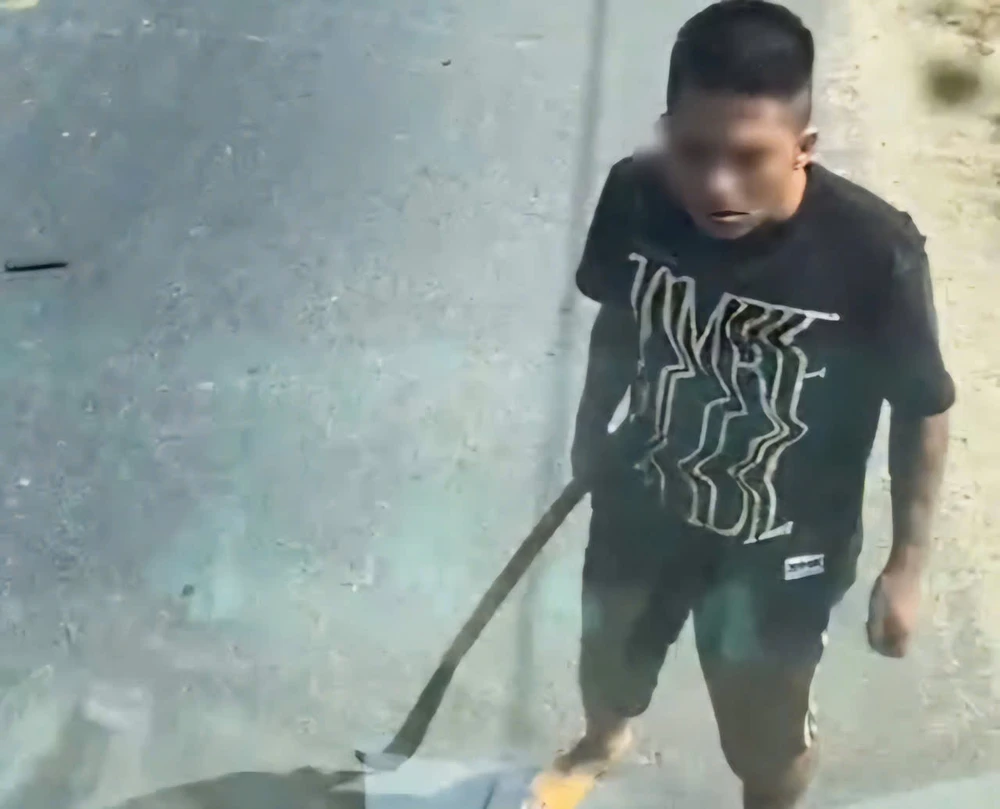 cầm rựa chặn xe 10.jpg