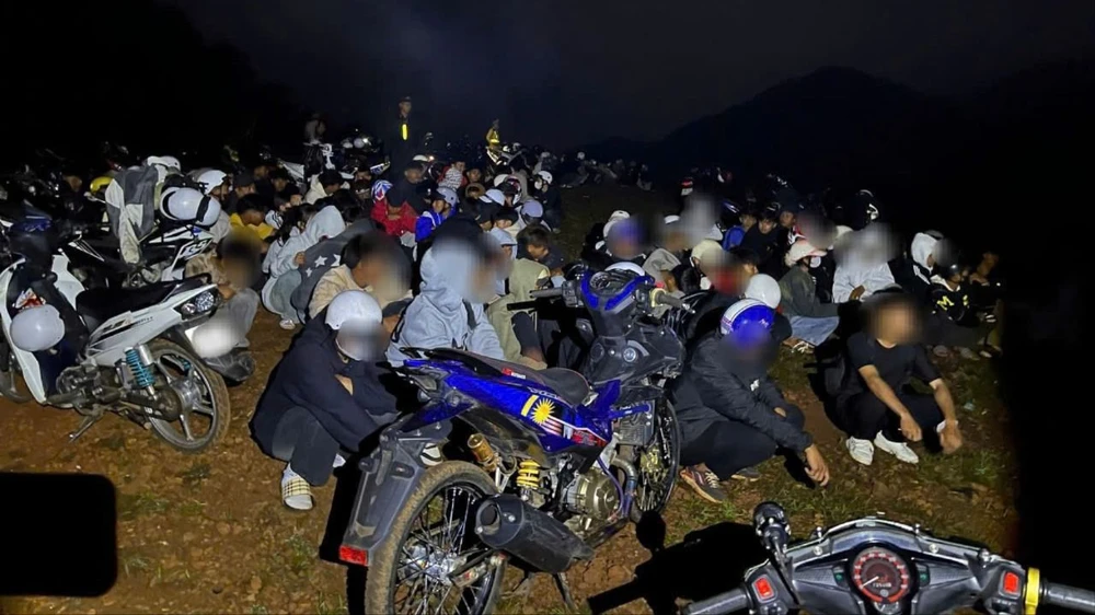 Nhóm thanh thiếu niên bị công an <b>giữ phương tiện</b>, xử lý vì vi phạm giao thông. Ảnh: M.Q