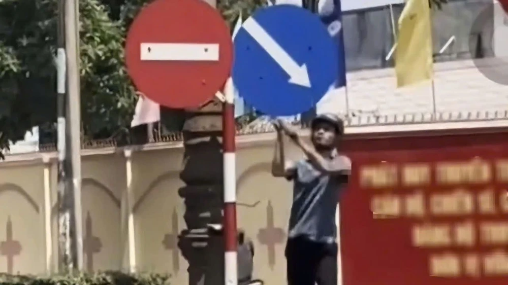 đập phá biển báo giao thông 1.jpg