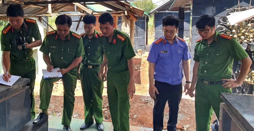 khai quật bào thai.jpg