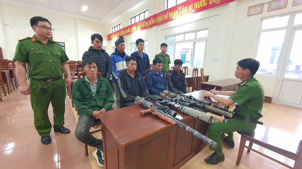 mật phục trong rừng.jpg