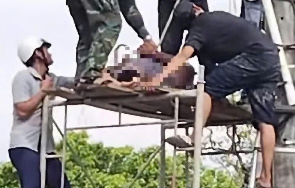 thi thể treo trên dây điện 2.jpg