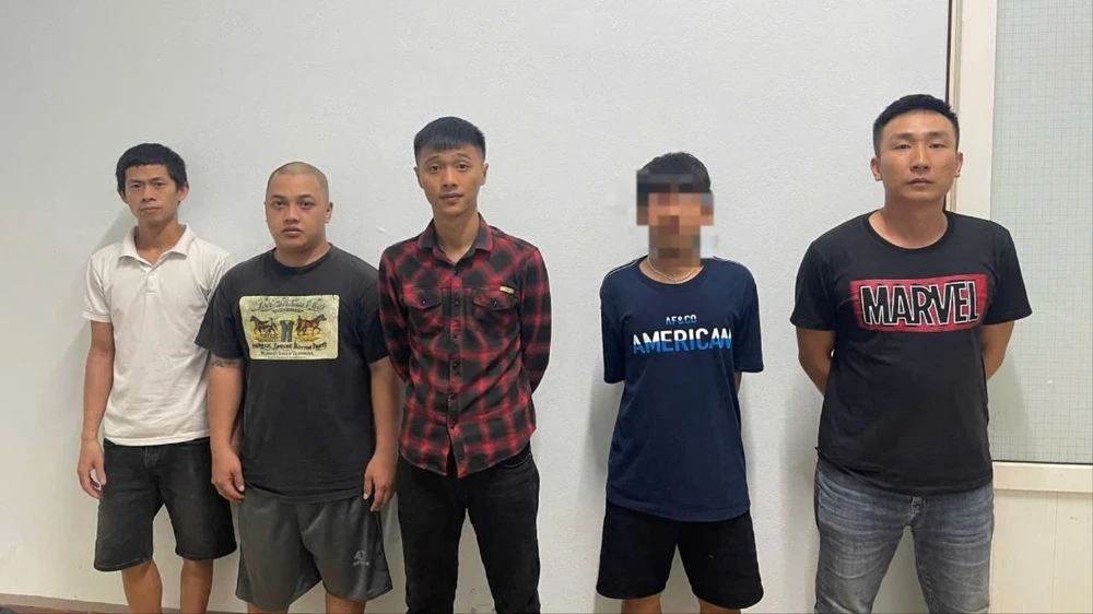 đánh nhau trước cổng bệnh viện 01.jpg