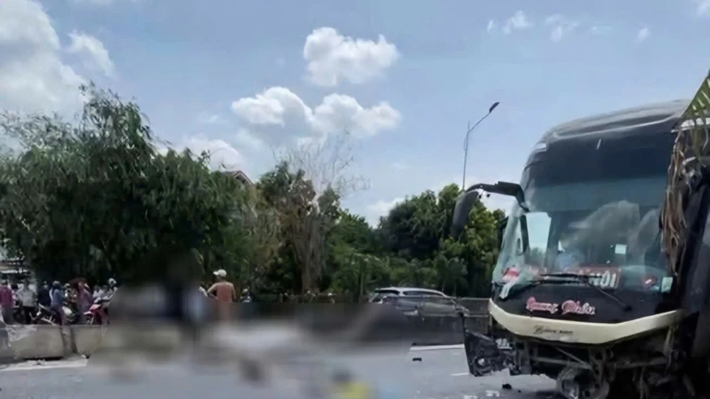 xe khách và xe máy 1.jpg