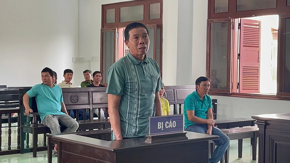 dùng cuốc đánh.jpg