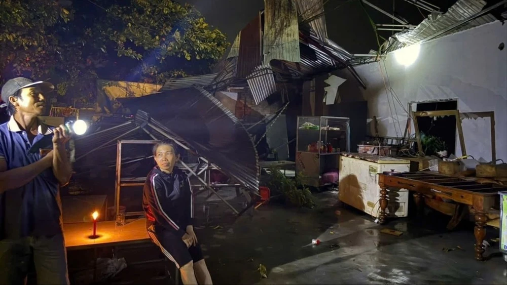 nhân viên cây xăng.jpg