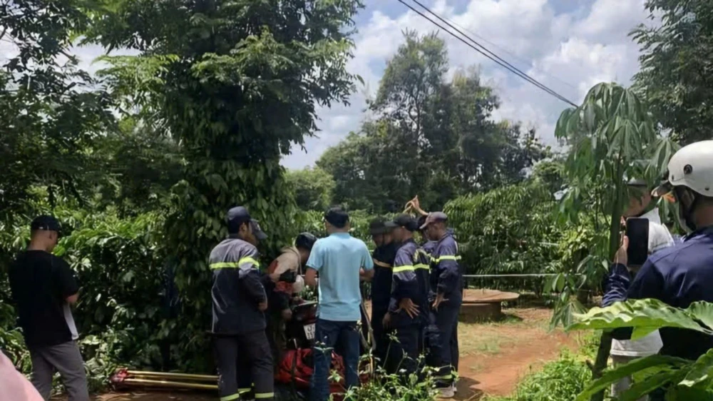 treo cổ dưới giếng.jpg