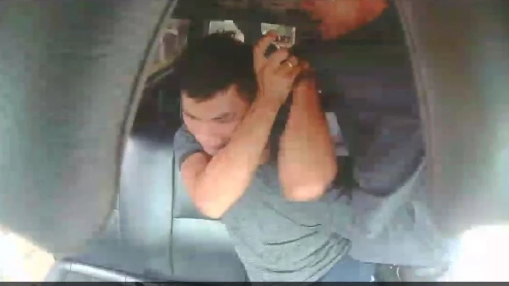 Anh S bị người lạ leo lên xe hành hung. Ảnh cắt từ video