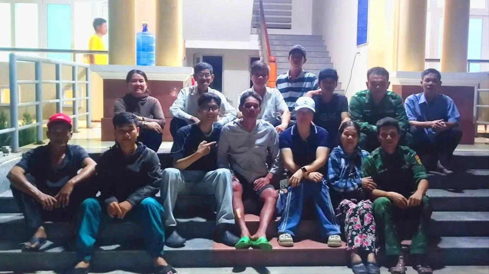 24 giờ lênh đênh trên biển.jpg