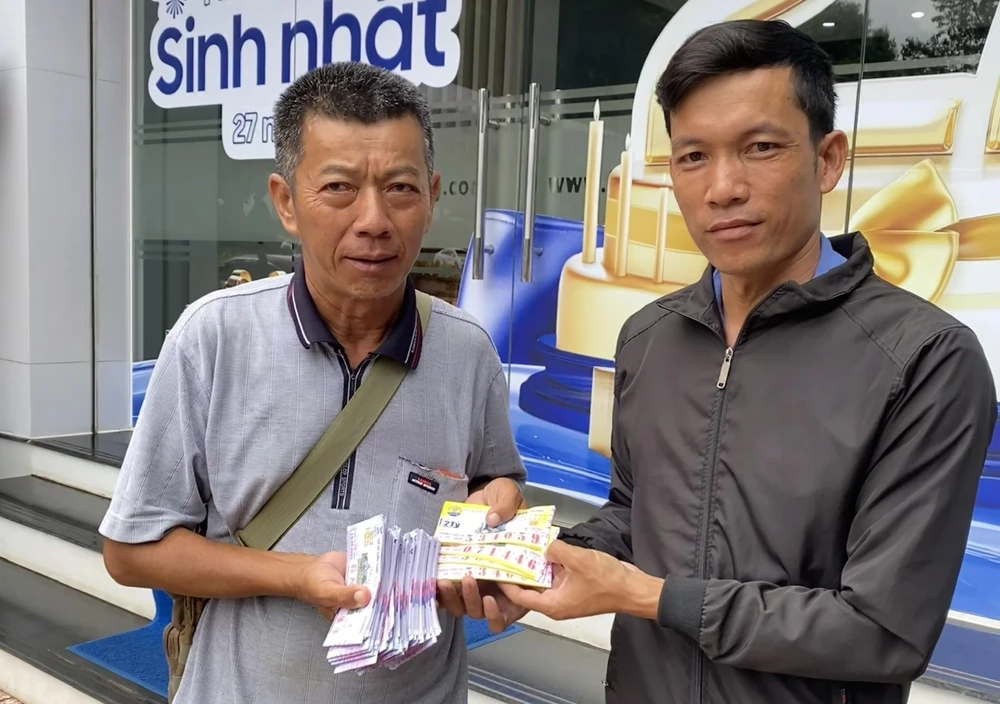 60 tờ vé số.jpg