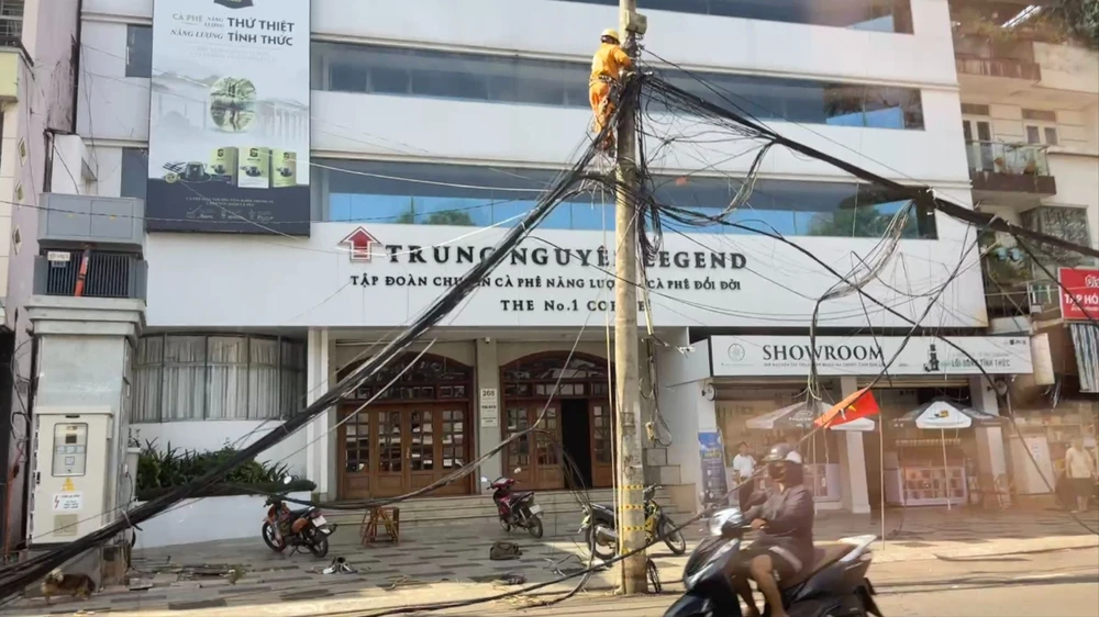 dưới lòng đường.jpg